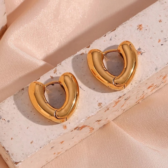 Jewelry - New 18K Chunky Hollow Heart Shape Huggies Earrings, cute Earrings, wow Earrings